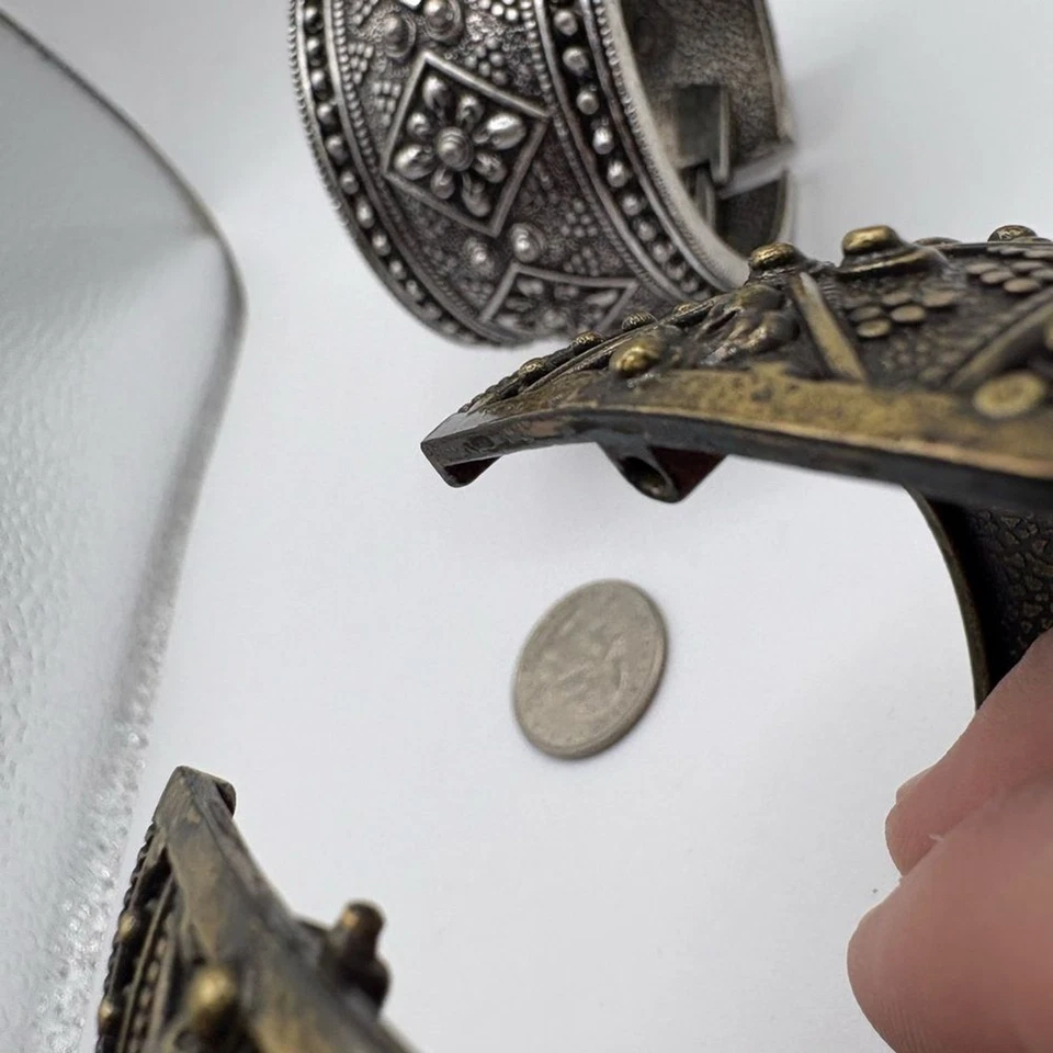 Par de Pulseras de Puño con Bisagras Ornamentadas Tono Plata y Bronce Boho Declaración Lote Foto 4 de 4