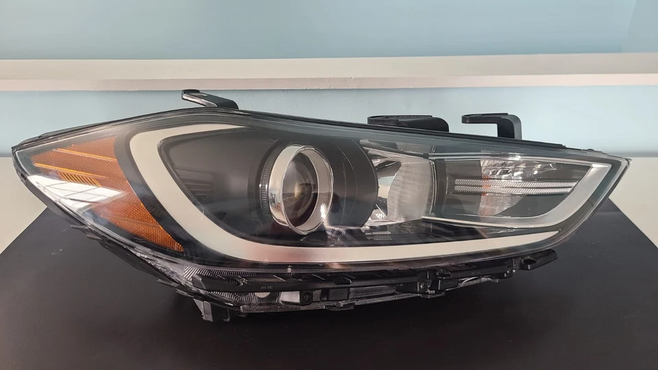 Faro derecho usado OEM 2017-2018 Hyundai Elantra 92102-F2 Foto 2 de 4