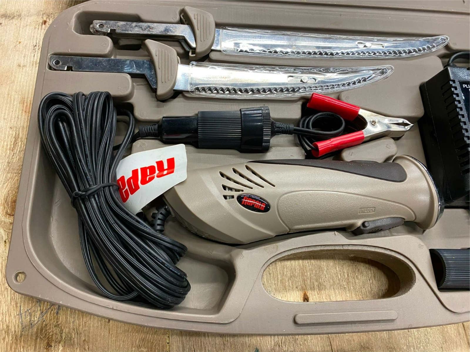 New Rapala Deluxe Electric Fillet Knife Set 110 Plug in 2 Filet Knives
