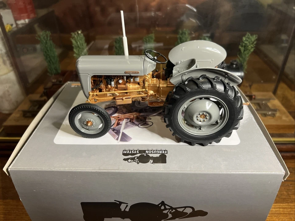 UNIVERSAL HOBBIES 2986 1:16 SCALE FERGUSON FE 35 (1956) Gold Belly MIB - Image 2 of 4