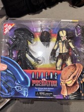 NECA Toys R US Exclusive Aliens vs. Predator 2-Pack Action Figures 2015