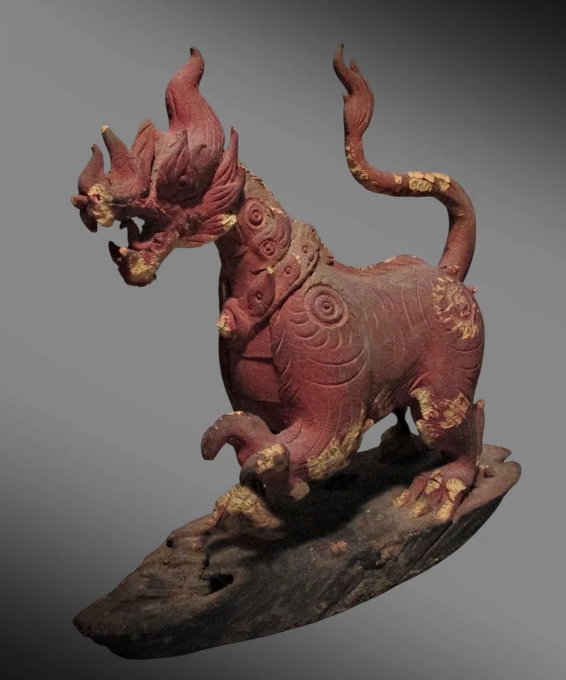 Antiguo león de madera tallado a mano Guardian Singha de Sukhothai de Tailandia Foto 3 de 4