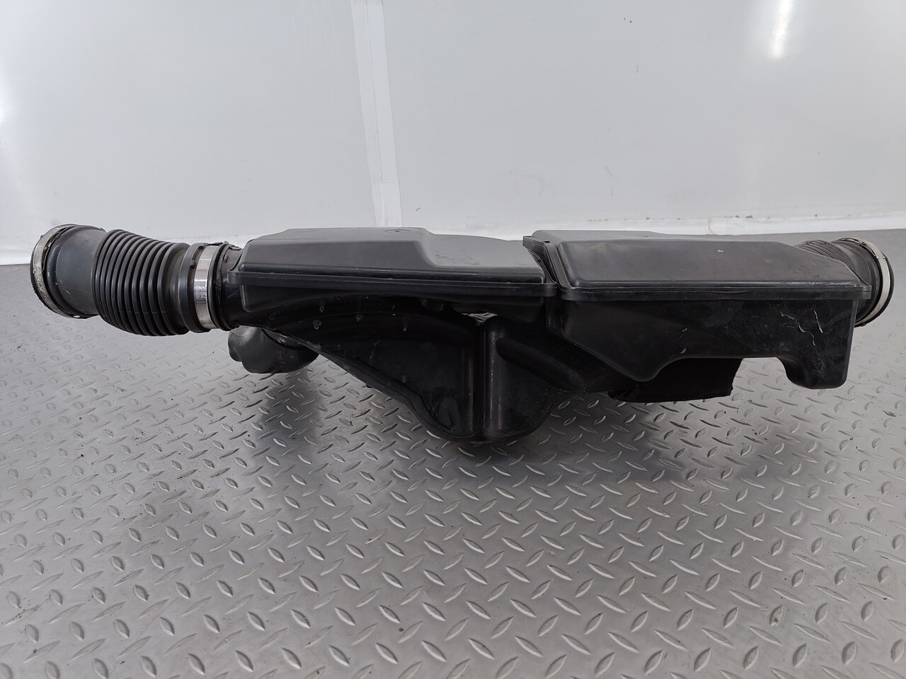 20102013 LAND ROVER RANGE ROVER SPORT AIR INTAKE RESONATOR BOX AH426C700AC OEM eBay