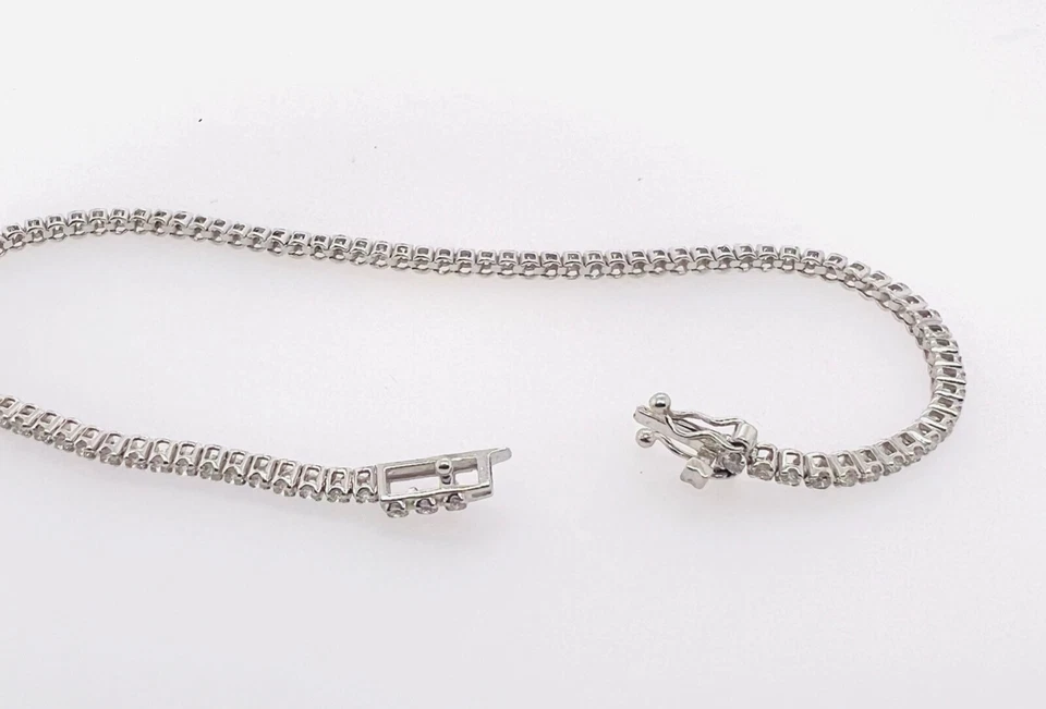 Brazalete de tenis redondo de diamantes naturales de 1,35 quilates de oro blanco macizo de 14K/585 Foto 4 de 4