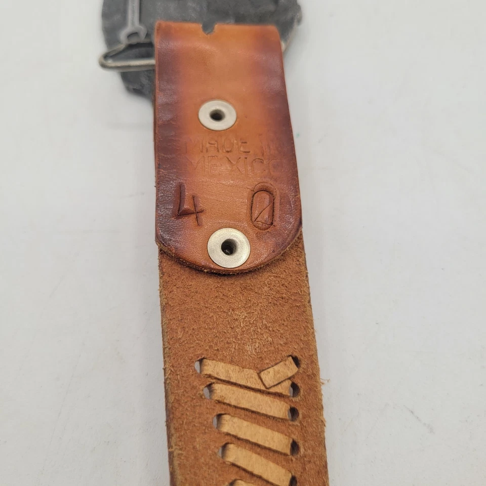 Hebilla de cinturón mecánico metal rojo esmalte Siskiyou Buckle Co con cinturón de cuero talla 40 Foto 3 de 4