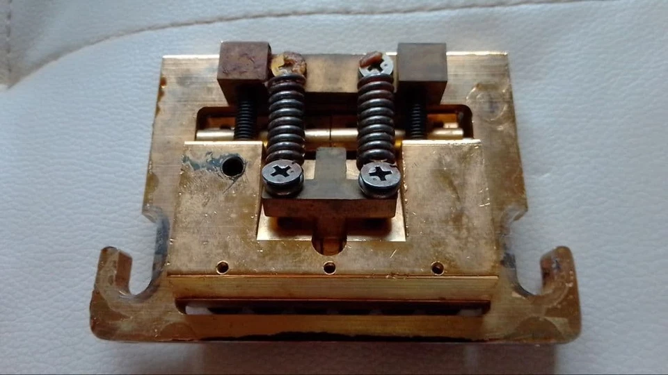 Puente trémolo tipo Kahler 2200 dorado sin logotipo con tuerca de bloqueo tachuelas barra de brazo Foto 4 de 4