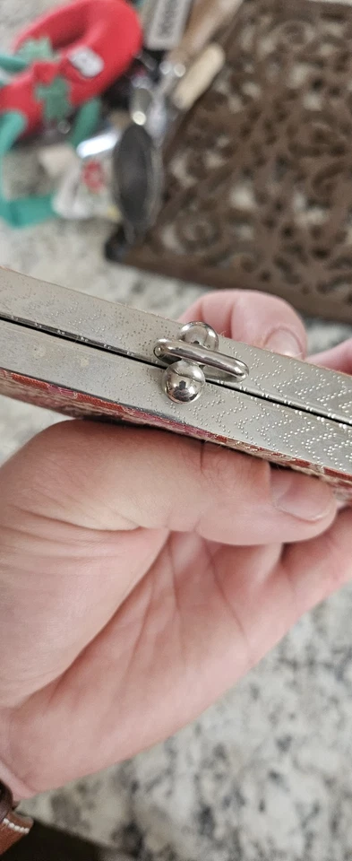 Estuche de vidrio vintage MCM Kiss Lock ojos rojo floral bordado publicidad elegante Foto 4 de 4