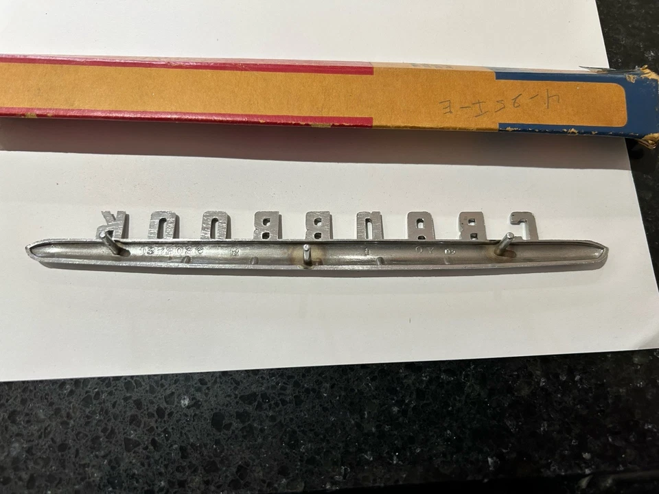 Nos MOPAR 51 1951 PLYMOUTH CRANBROOK guardabarros delantero emblema 1373036 Foto 2 de 2