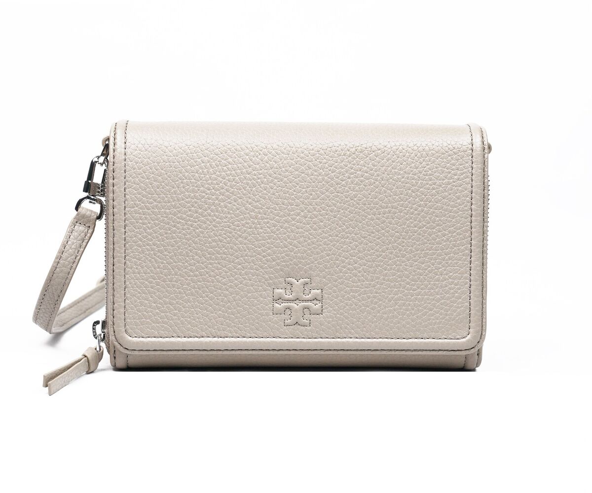 New Tory Burch Thea Gray Flat Wallet Clutch Crossbody Purse New Tory Burch Thea Gray Flat Wallet Clutch Crossbody Purse