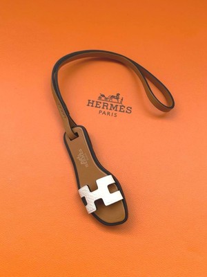HERMES ORAN NANO Sandale Taschenanhänger Braun Weiß