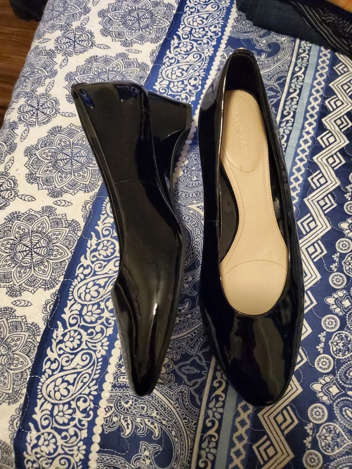 Zapatos de vacaciones elegantes con cuña de charol Taryn Rose talla 11 Foto 3 de 4