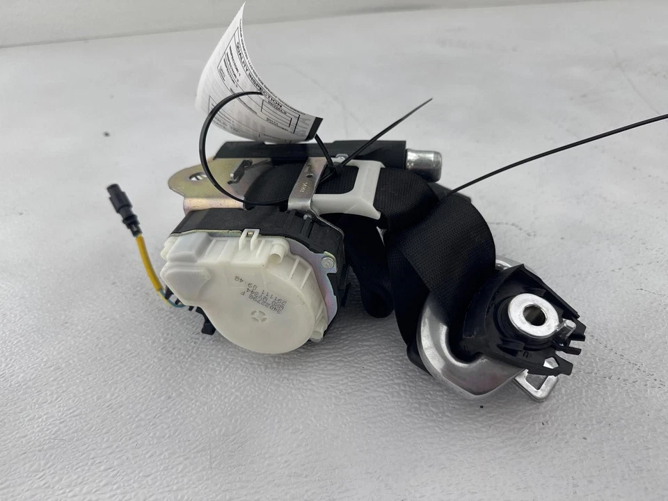 Cinturón de seguridad delantero derecho BMW 135i/128i 2008-2013 OEM Foto 2 de 4