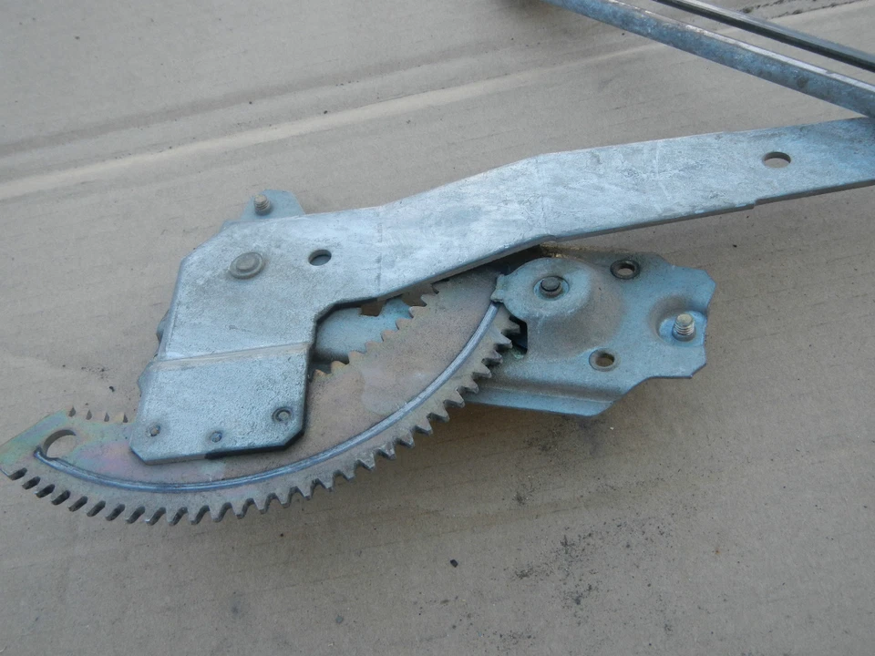 REGULADOR VENTANA PASAJERO TRASERO DERECHO NISSAN DATSUN 210 310 BLUEBIRD 1980 Foto 4 de 4