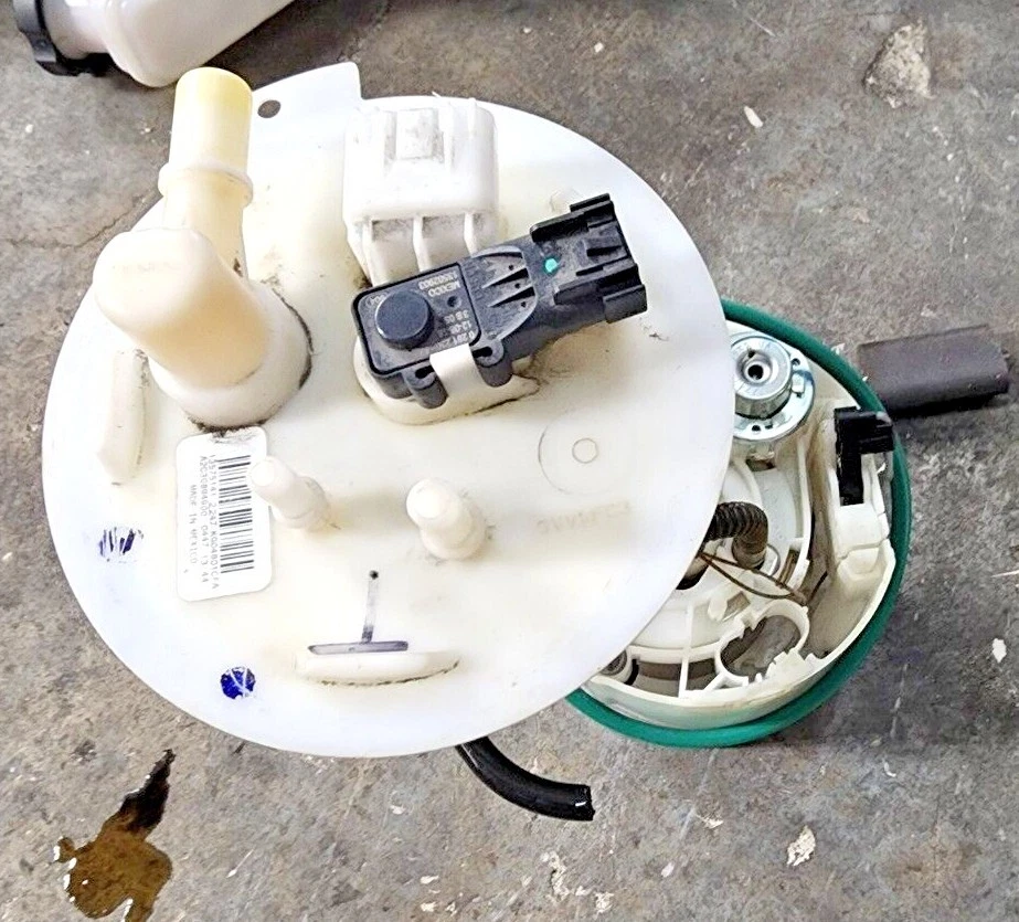 2012-16 BUICK LACROSSE Fuel Pump Assembly Tank Mounted 2.4L - Imagem 2 de 4