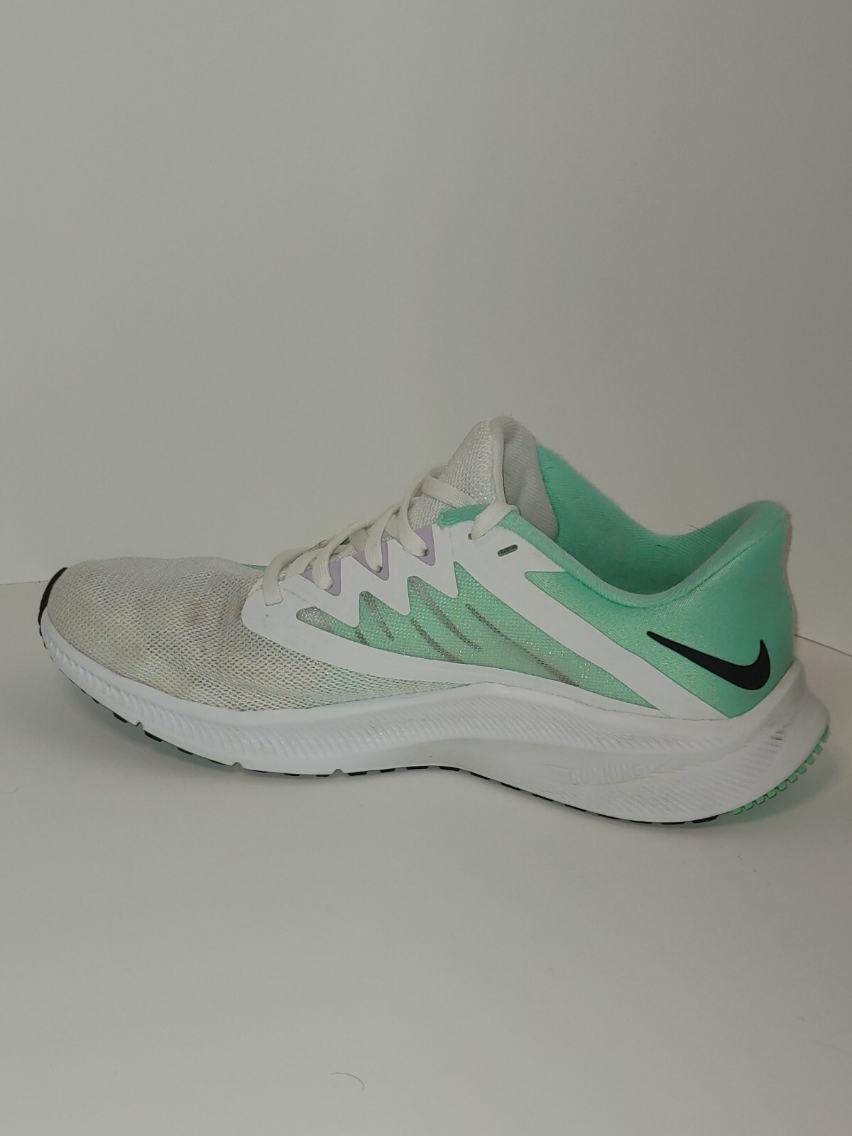 Nike Quest running shoes mint green and white WOMENS Size 8 sneakers