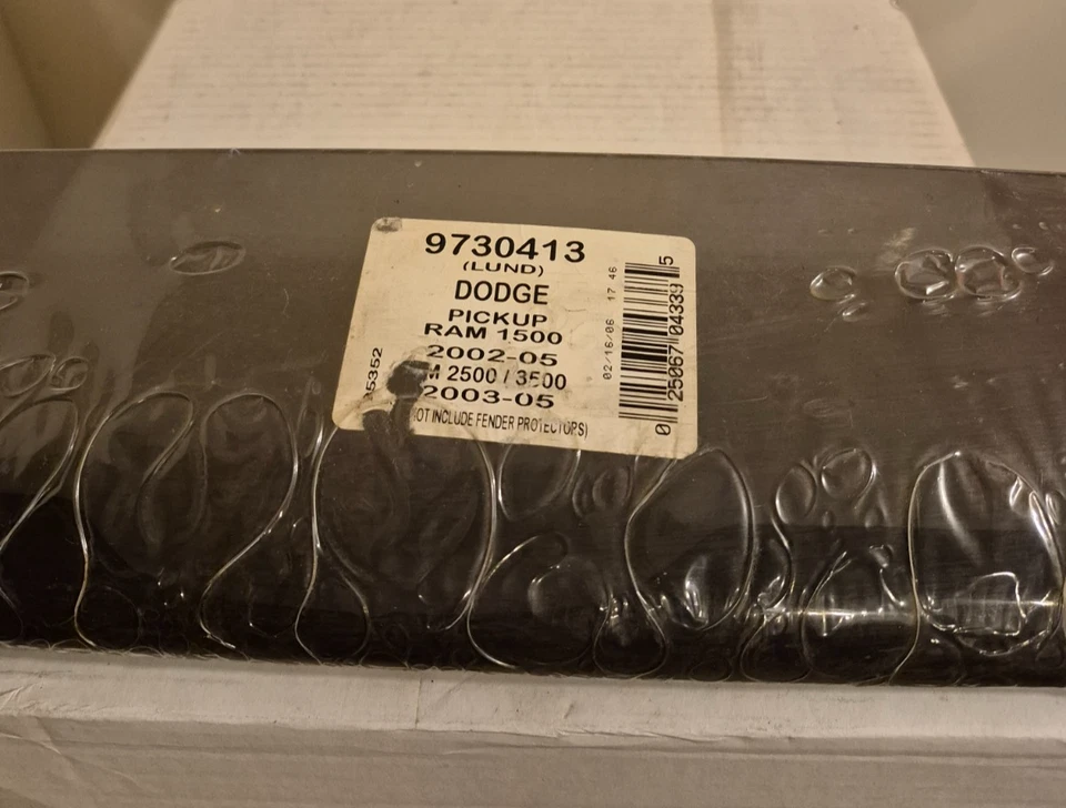 2002-05 Dodge Ram 1500/03-05 Ram 2500 3500 Lund Bug Deflector-9730413 Smoke - Image 2 of 4