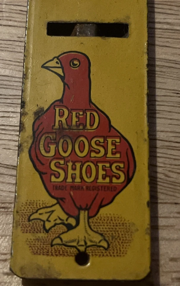 Zapatos de ganso rojo vintage publicidad silbato de hojalata Kirchhof Newark NJ letrero   Foto 2 de 4
