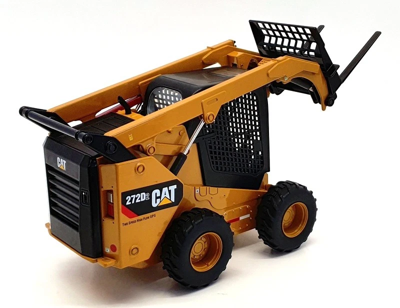 Diecast Masters 1/16 Scale 85602 - CAT 272D2 Skid Steer Loader - Image 2 of 4