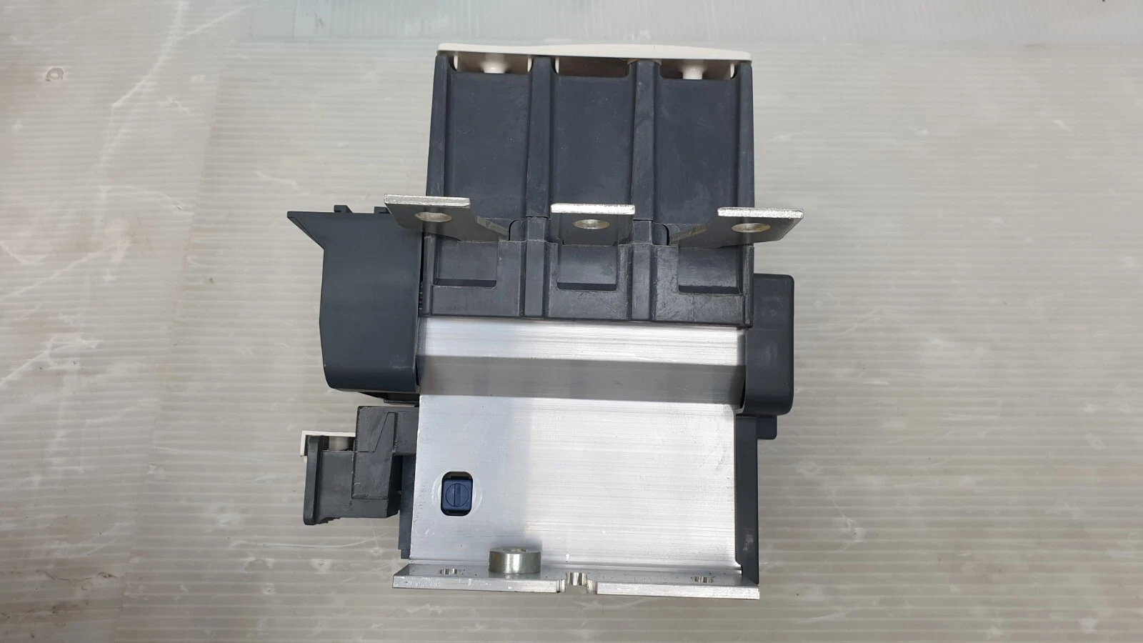 Side view of the LC1F225 contactor showing bar terminals and the aluminium mounting plate
