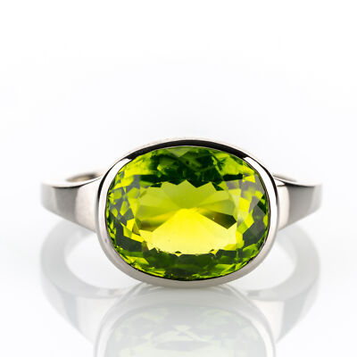 Ladies' ring 585 gold with a 5.66ct peridot from our Laura series