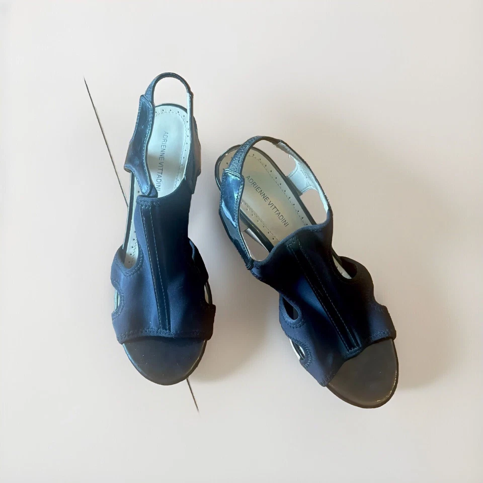 Zapatos Adrienne Vittadini para mujer 8,5 M negros con tira trasera elásticos punta abierta cuña Foto 2 de 4