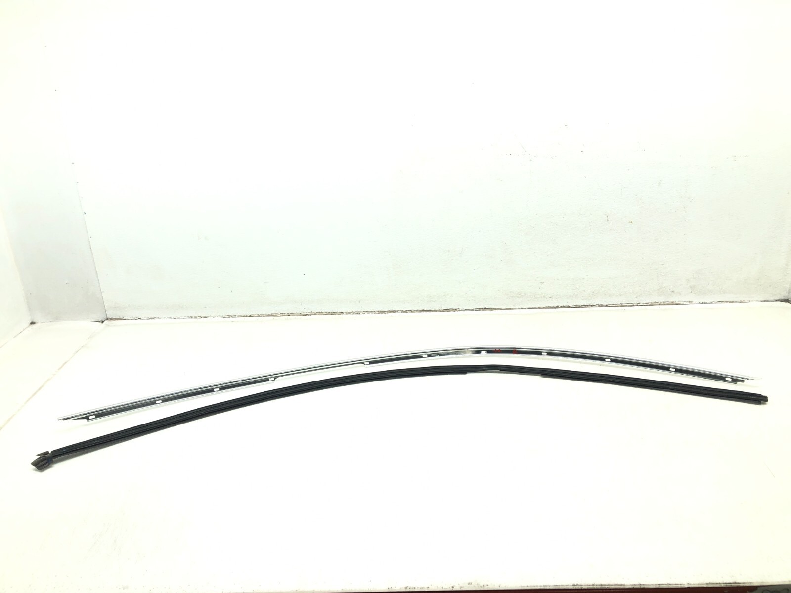 2017-2020 MASERATI LEVANTE RIGHT PASSENGER SIDE UPPER DOOR ROOF DRIP MOLDING OEM