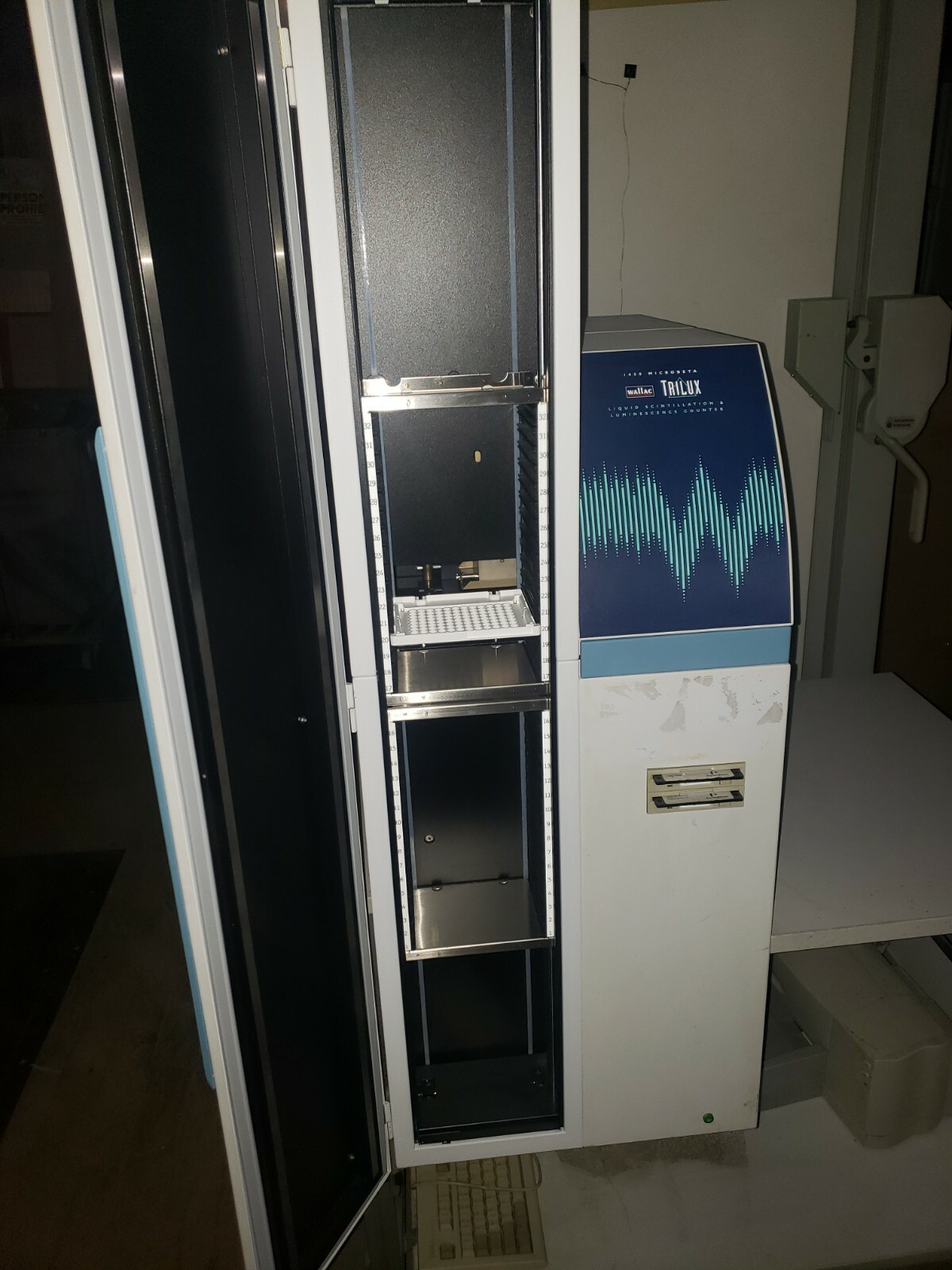 Wallac TriLux MicroBeta 1450 Liquid Scintillation Luminescence Counter