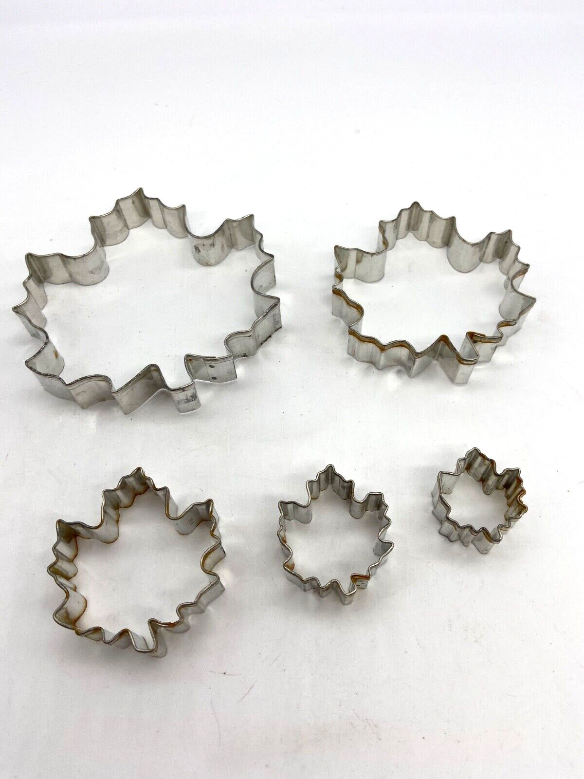 R&M International Maple Leaf Cookie Cutters 5 Assorted Sizes in Orig Tin 2002