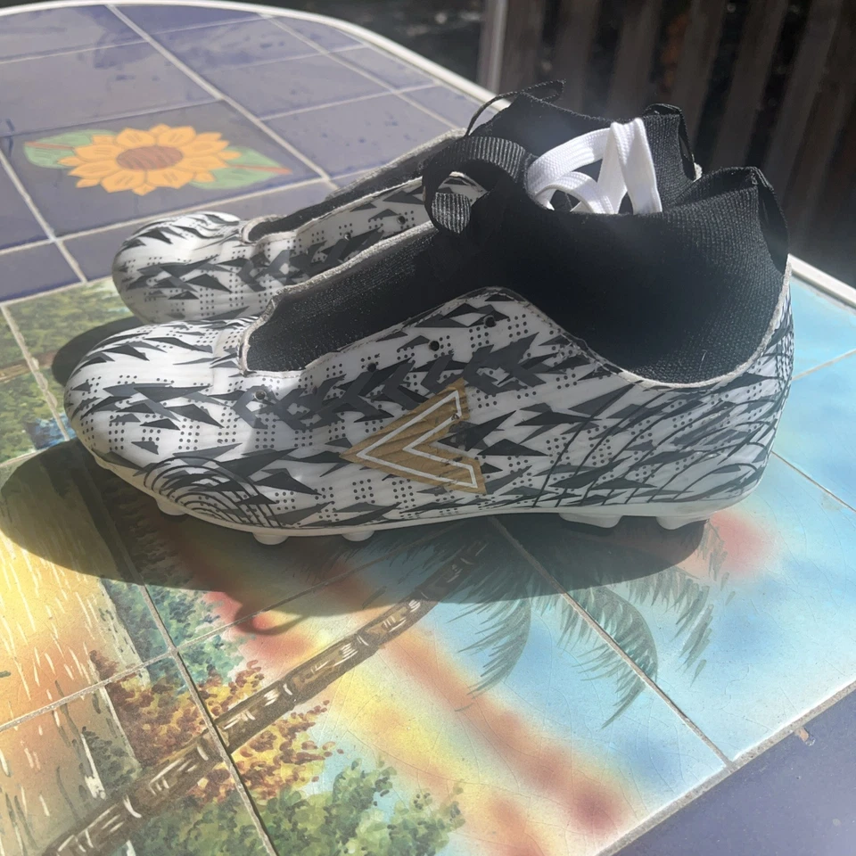 Botines de fútbol Mitre Strike para hombre talla 4 blanco combo Foto 2 de 4