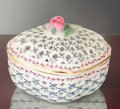 Vintage Porzellan Schmuckschatulle Netz / Rose und Blumen 9 x 12 cm Shabby Chic