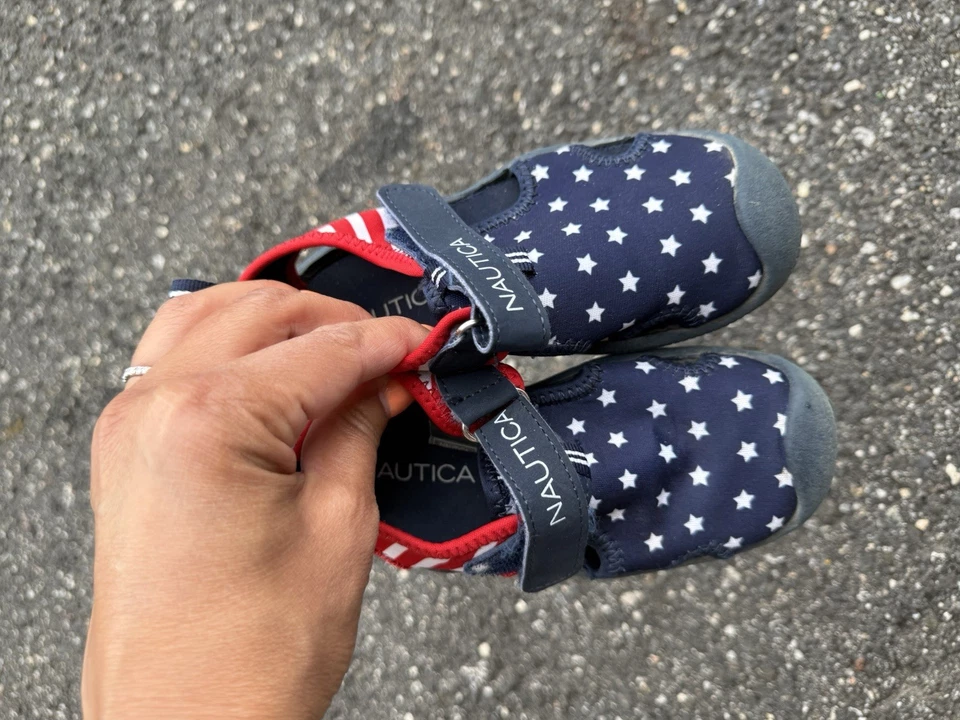 Zapatos de agua Nautica para niño patrón de estrellas azules y rayas rojas, talla 9 Foto 2 de 3