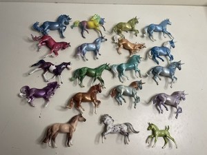 L Breyer Stablemates-LARGE Lot of 19 UNICORNS-Mystery Surprise Sparkling Gems