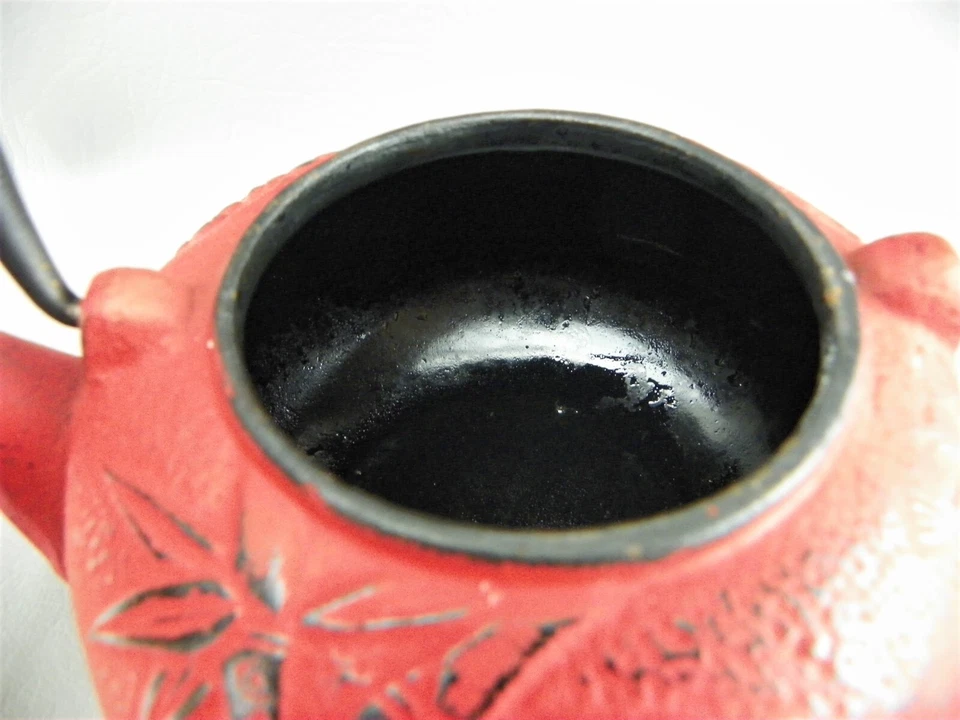 Tetera pesada antigua holandesa Raimunda ornamentada de hierro fundido roja negra con infusor Foto 2 de 4