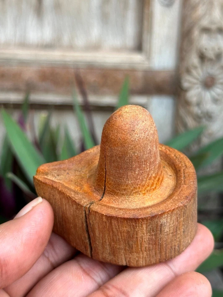Antigua escultura de madera hecha a mano del dios hindú Shiva Linga Foto 4 de 4