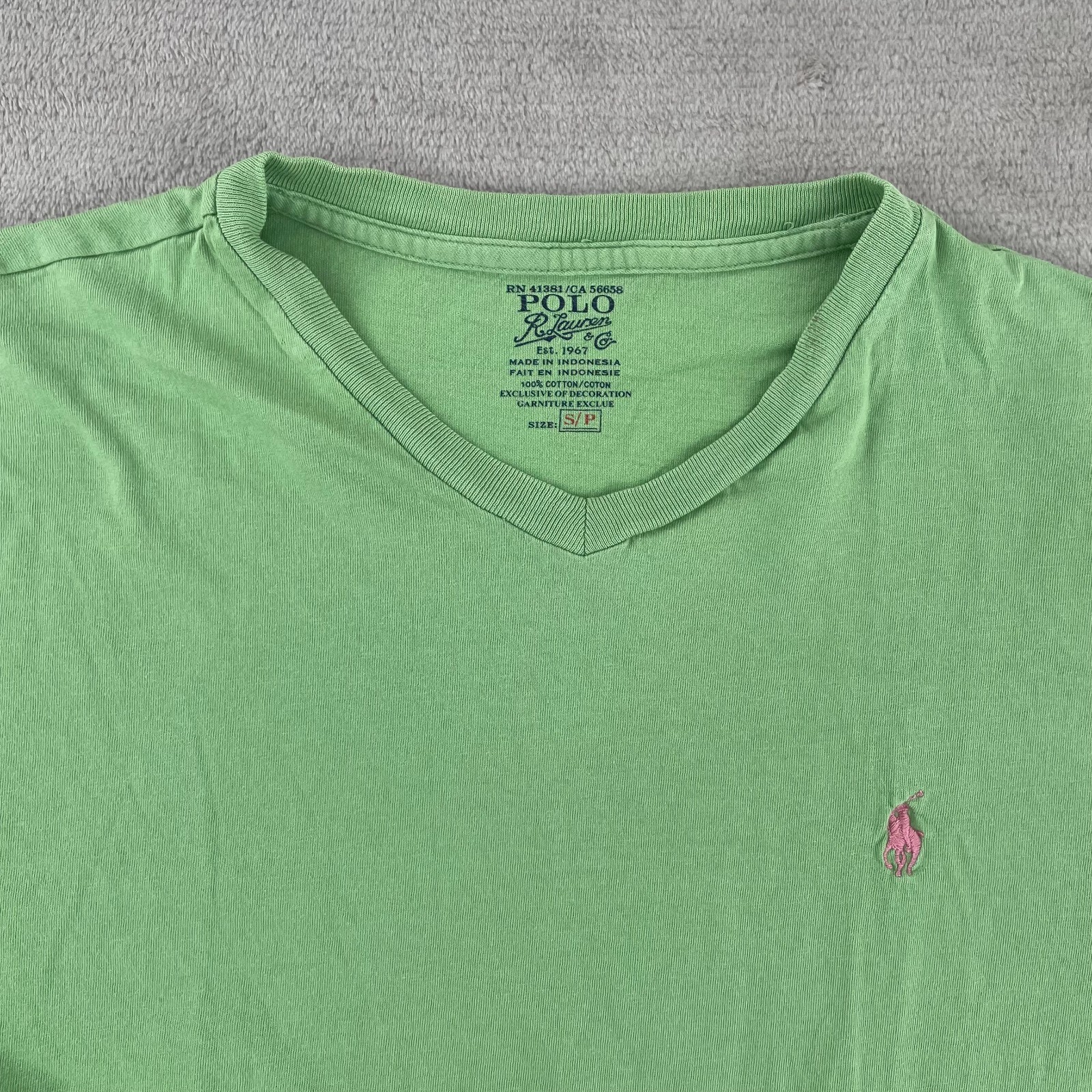 Polo Ralph Lauren scollo V t shirt uomo piccola verde manica corta rosa pony preppy