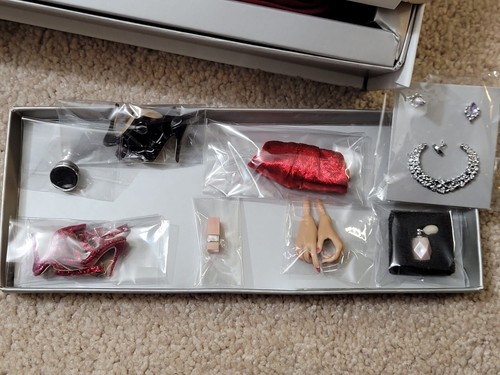 Integrity Toys Enamorada Natalia Fatale Fashion Royalty WClub Exclusive *NRFB* - Picture 4 of 4