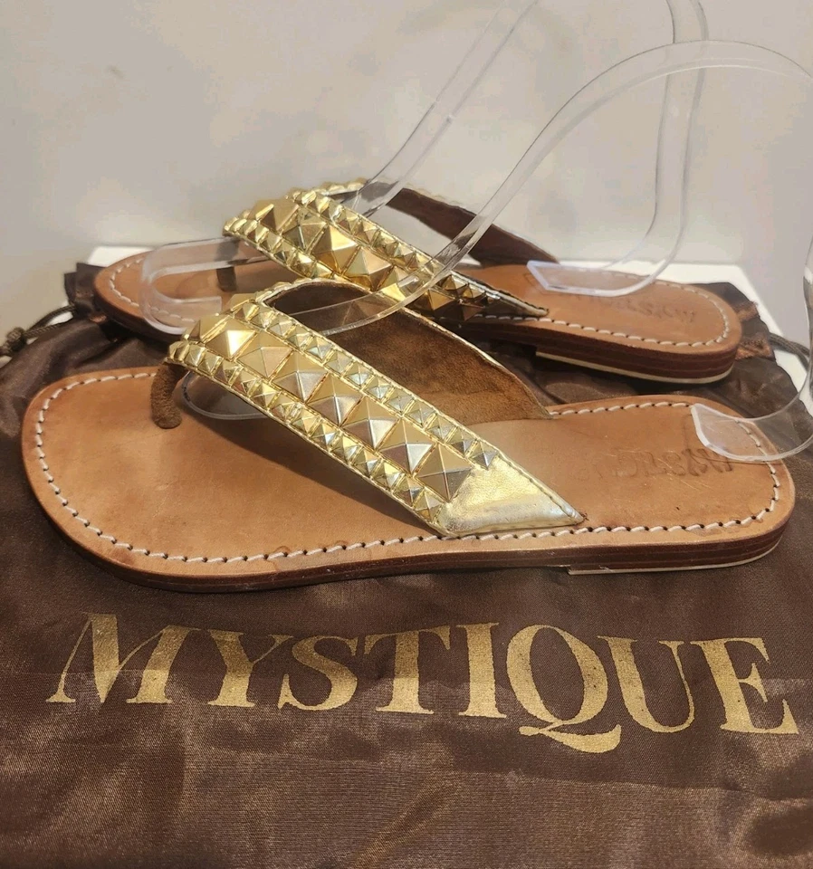 Sandalias Mystique de cuero dorado con tachuelas de roca talla 6 Ret. $265 con bolsa para el polvo Foto 3 de 4