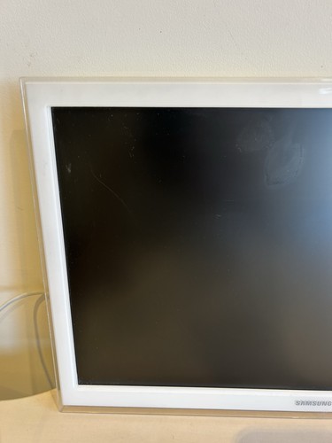 Samsung UE22H5610AK- 22" SMART FULL HD TV - With Remote No Stand or Wall Mount - Picture 4 of 16