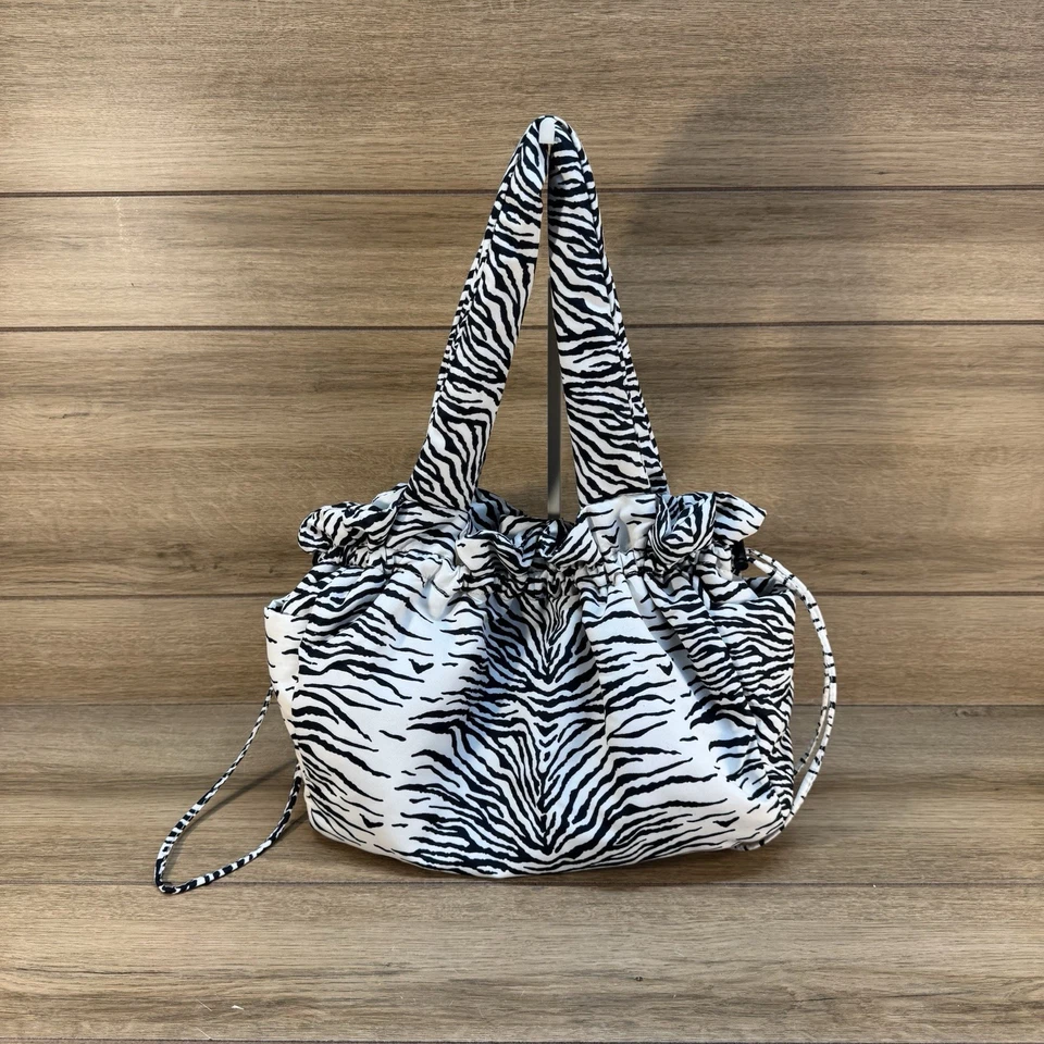 Bolso de hombro Vince Camuto Saira de nailon con cordón grande cebra lavable Foto 4 de 4