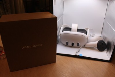 Oculus Meta Quest 3 128GB VR Virtual Reality Set with Controllers and Box.