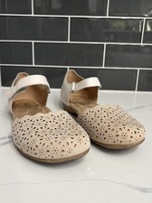 Earth Brynn Mary Jane Sandal Round Toe Beige Perforated Leather Size 8.5
