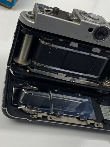 Rara fotocamera vintage Kodak Ektra 35 mm pellicola telemetro + Exa II: per parti di ricambio, così com'è. - Foto 14 di 24