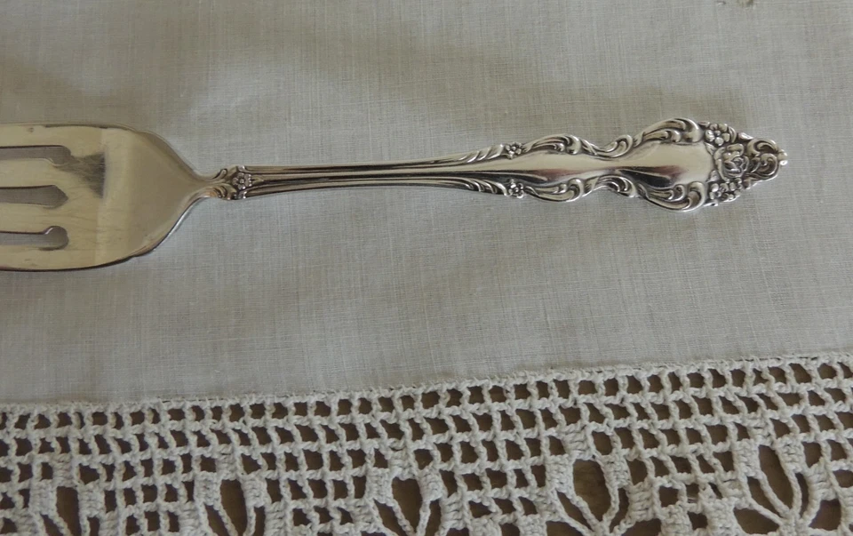 BAROQUE ROSE Salad Fork 1881 ROGERS Oneida Ltd 6.25" Long Used w/Light Scratches - Image 2 of 3