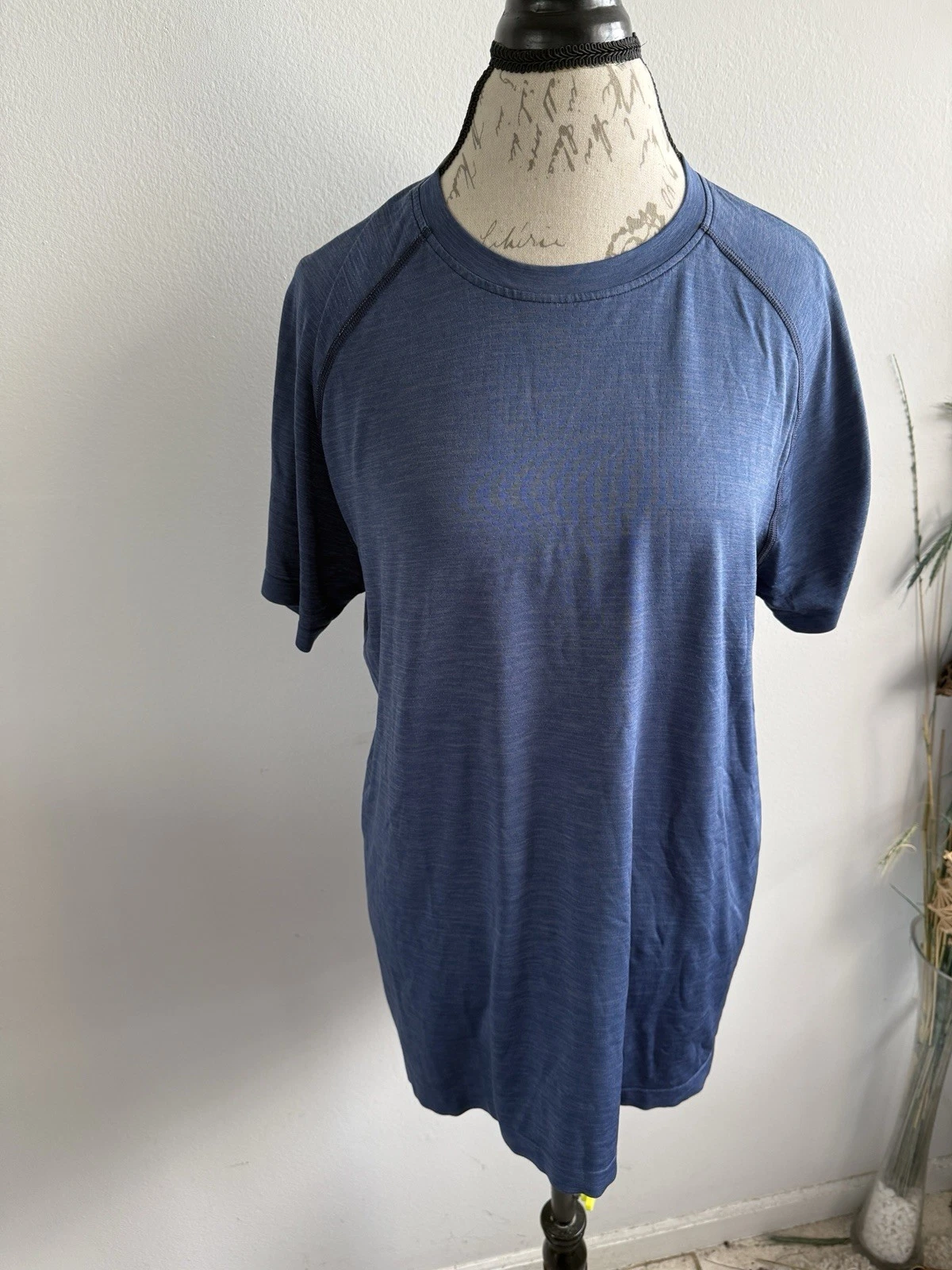 Rhone Shirt Men Size M Short Sleeve Reign Tee Blue Breathable