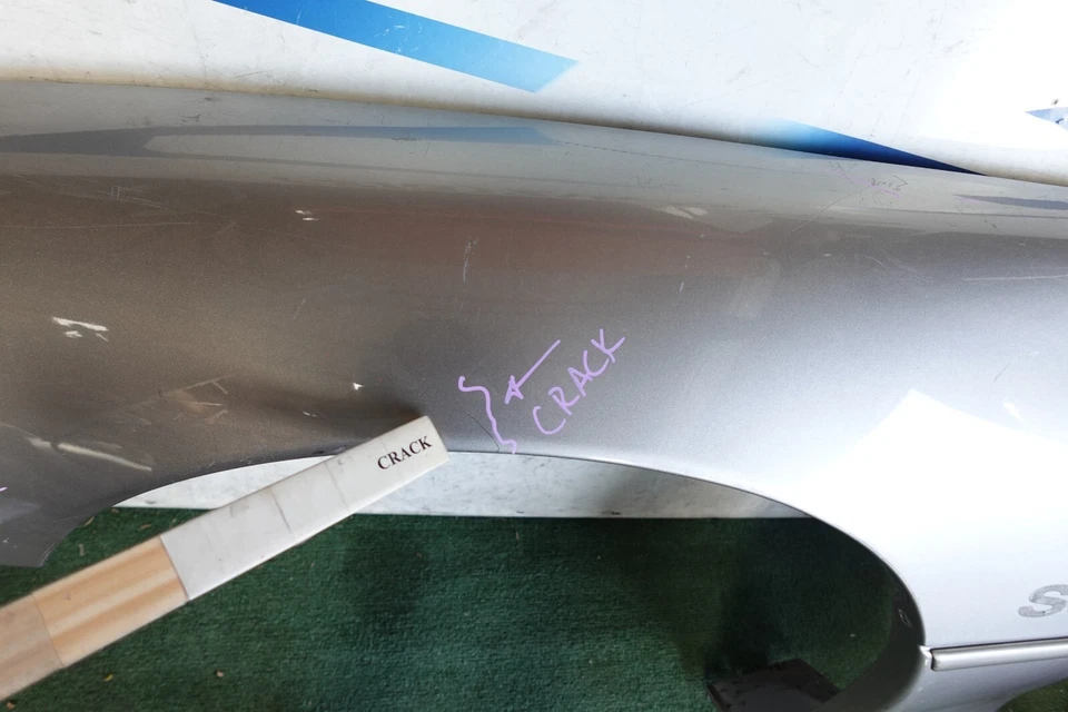 Guardabarros izquierdo Chevrolet Corvette 1998 1999 2000 1 grieta OEM AX65742 Foto 4 de 4