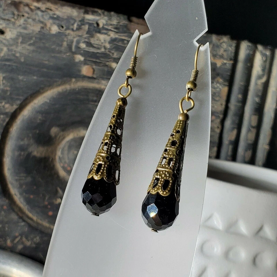 Pendientes antiguos de lágrima de cristal negro azabache facetados de filigrana de bronce Foto 3 de 4