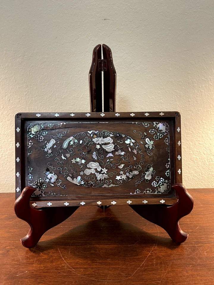 Bandeja china antigua con incrustación de madreperla tallada en palo de rosa Foto 2 de 4