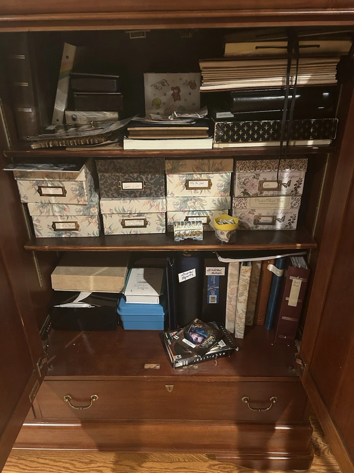 Armario de entretenimiento en madera de cerezo. Mueble Hooker estilo Regis Court. Foto 3 de 4