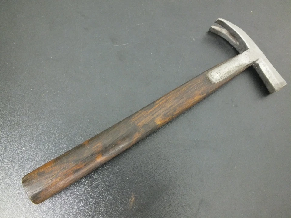 SMALL  VINTAGE CARPENTERS STRAPPED CLAW HAMMER BY J HOWARTH, SHEFFIELD - Image 2 of 4
