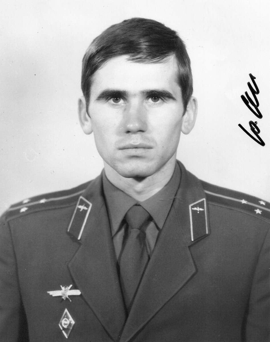 yurinko57　 8x10 Original Autographed Photo of Russian Cosmonaut Yuri